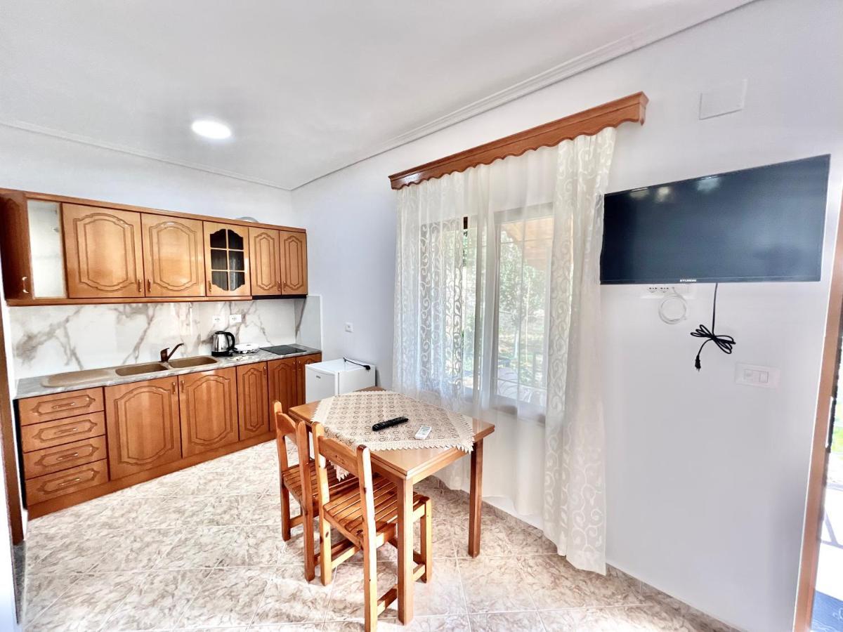 Coral Guesthouse Саранде Екстериор снимка